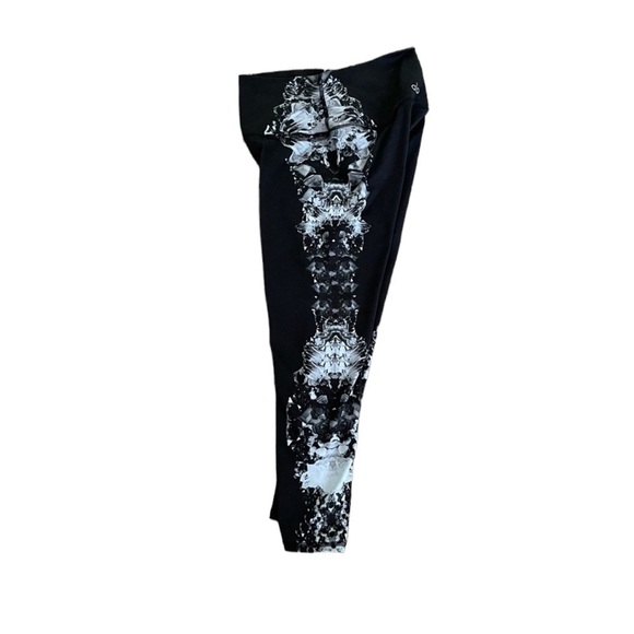 Alo Yoga High Waisted Floral Capri Leggings - Picture 5 of 9